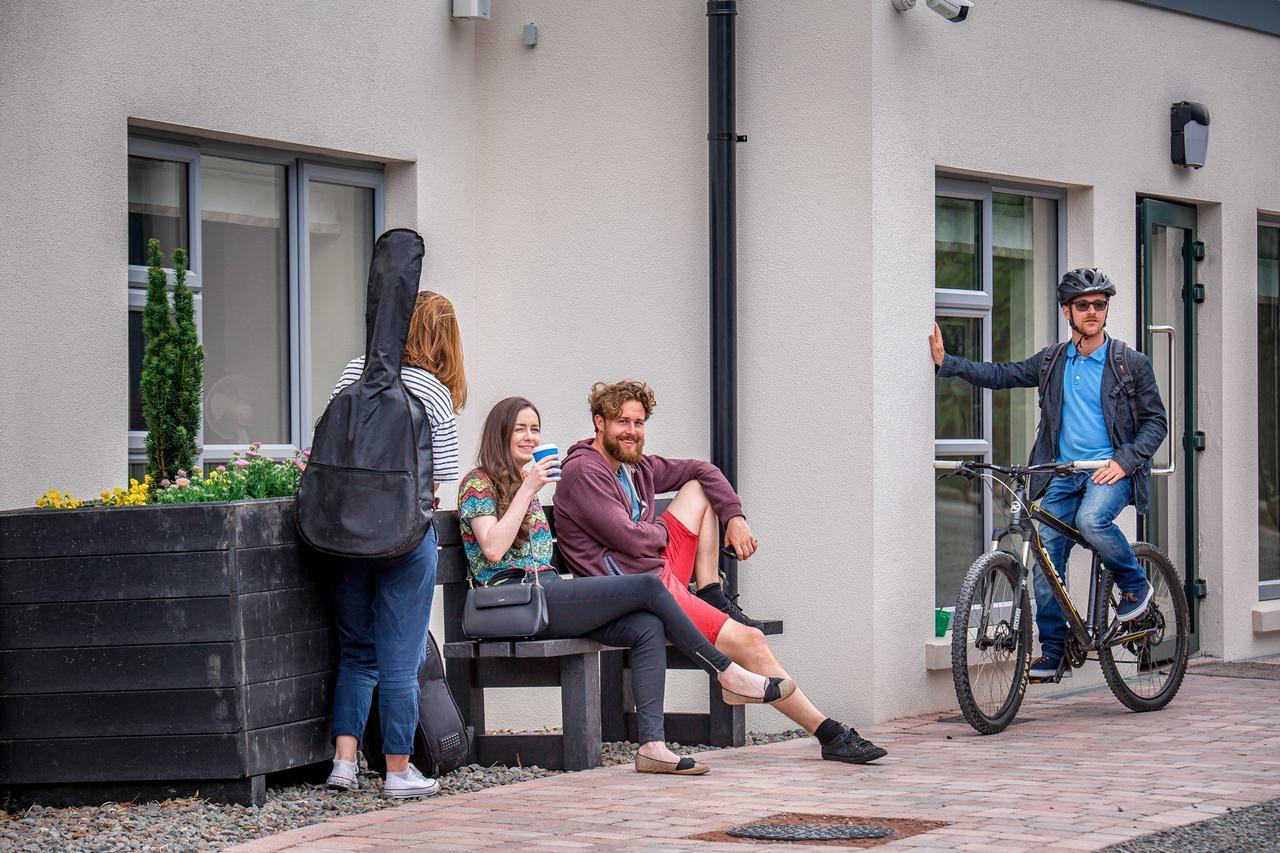 Wild Atlantic Hostel Лийнан Екстериор снимка